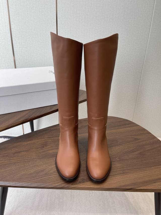 Celine 赛琳 2025Ss新款复古厚底短靴马丁靴骑士靴 网红爆款来袭！各大网红抢先体验、Celine网红Ins种草神器、非常复古风、气场十足单品、设计风格