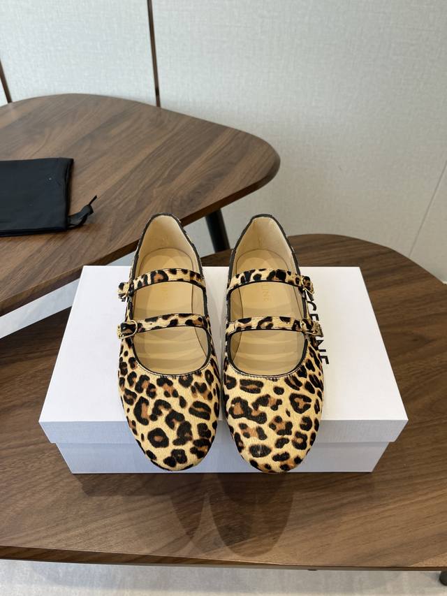 Celine 25Ss 超级减龄的少女款，一双过分美丽的玛丽珍鞋 穿脱很方便，柔软的豹纹面料加分时髦度，我要通过这款鞋消除在大家心里偏硬磨脚的芥蒂，并不是所有的