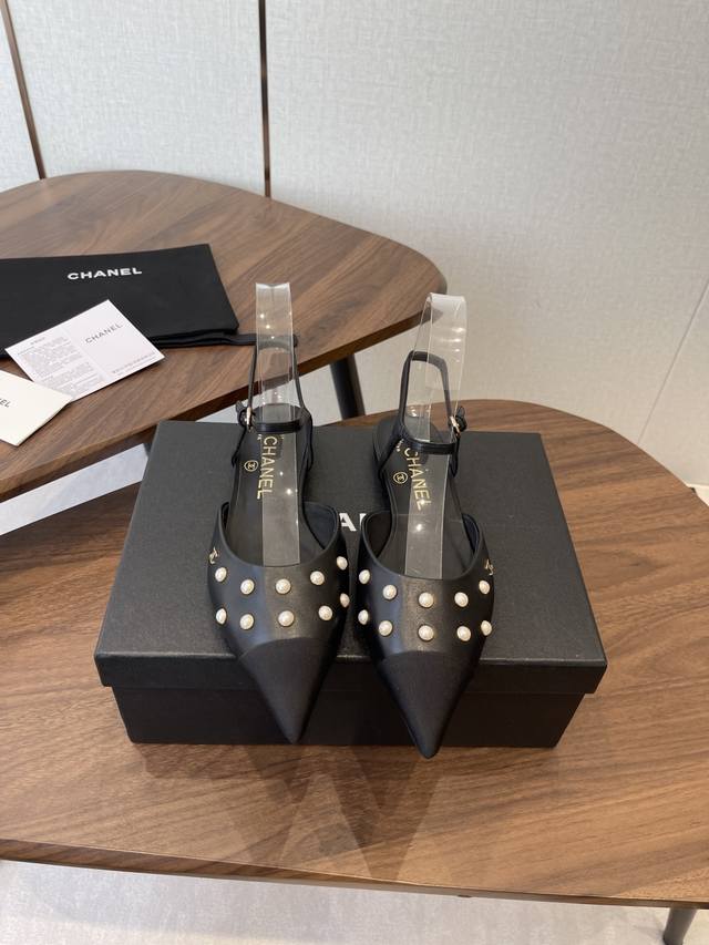 小香Chanel25Ss 早春新品太香了 尖头凉鞋 这双我称之为“氛围感之神”，O柔颯利落的小尖头自带高级，版型超正且巨修饰脚型，时尚又气质彰显女性个人魅力 简