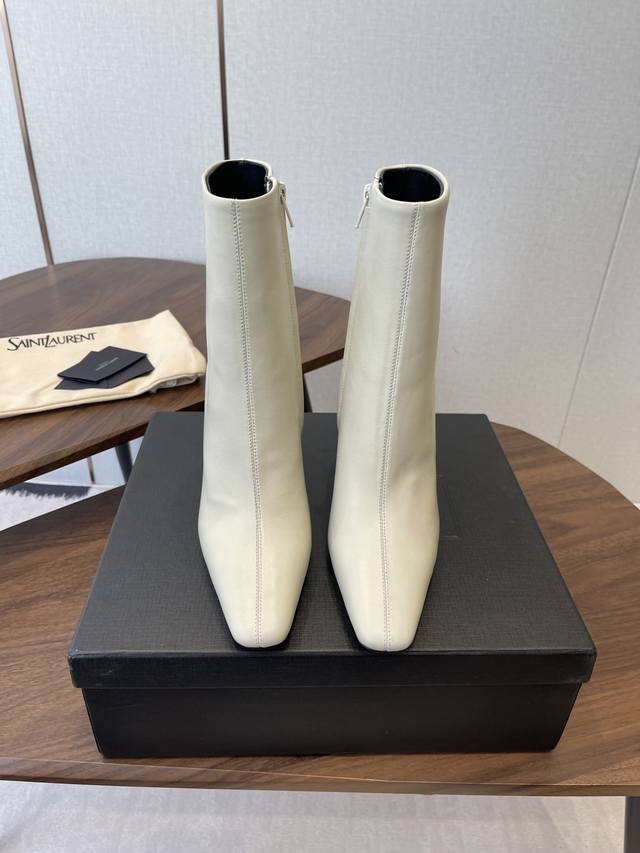 牛油皮短靴 大长腿必备 Ysl 高跟 短靴 长靴Yvette Saint Laurent圣罗兰Logo 精致高跟 黑色牛油皮 最懂女人心的杨树林 无死角的美鞋