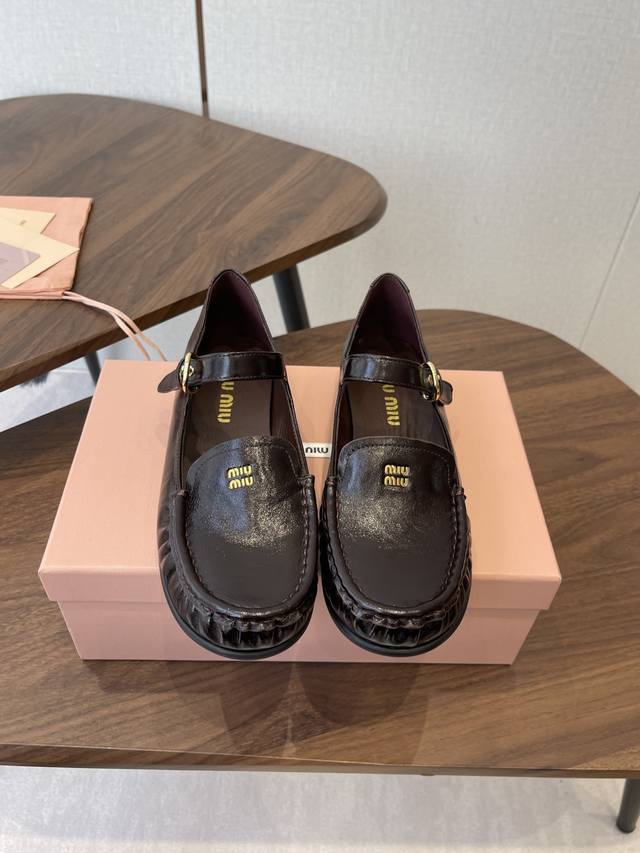 春夏26Ssmiumiu 缪缪 复古玛丽珍鞋！ 当少女感碰撞复古肌理，这双鞋就是秋冬日衣橱的氛围开关，甜酷女孩的日常百搭牌。鞋头烫金“Miu Miu”标识+一字