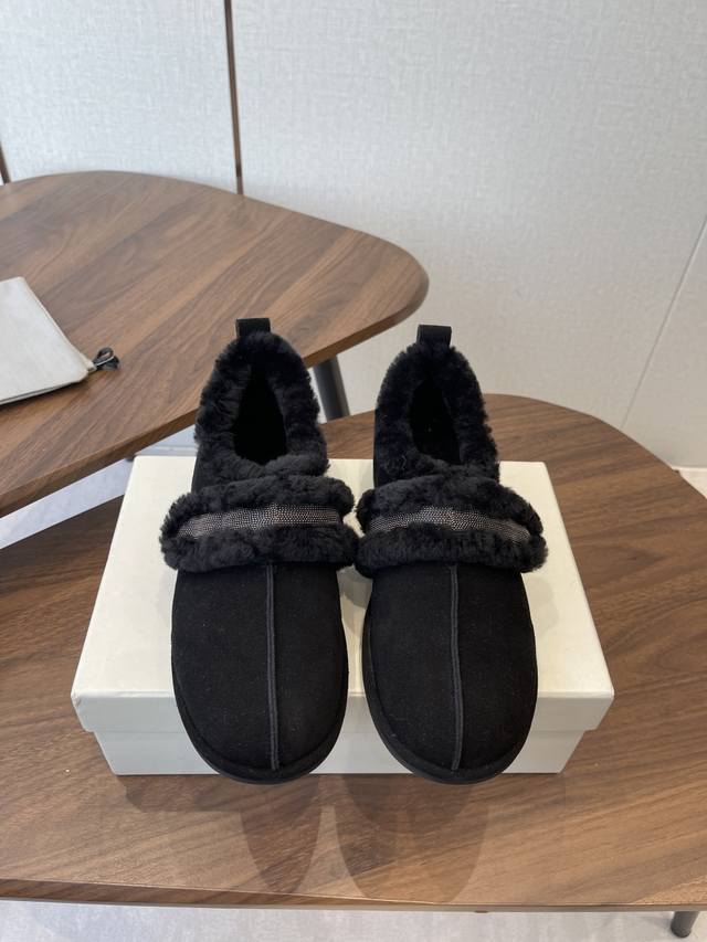 Bc皮毛一体羊毛靴，魔术贴设计简单又方便，搭配也好看！整个鞋子非常柔软，好穿不磨脚。各大博主纷纷在穿，简单设计乃是这个品牌一贯作风，迎来众人喜爱看着简单上脚起来