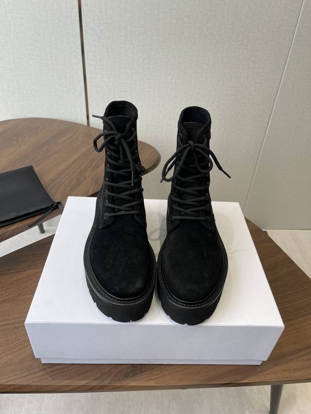 Celine塞琳 25秋冬新款杨幂同款 短靴 凯旋门英伦风短靴 简约大气时髦 耐看不过时 是时尚圈永不退潮的经典所在，复古的英伦风格，让你穿出不一样的气质对版L