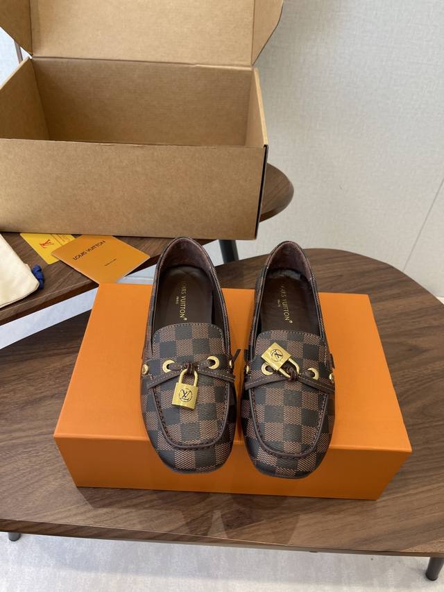 Louis Vuitton 25Ss 平底乐福鞋 豆豆鞋，采用优质牛皮 轻盈舒适的莫卡辛结构搭配手缝鞋面 点缀Lv Cicle标识和铭纹鞋带端头。饰蝴蝶 版型设