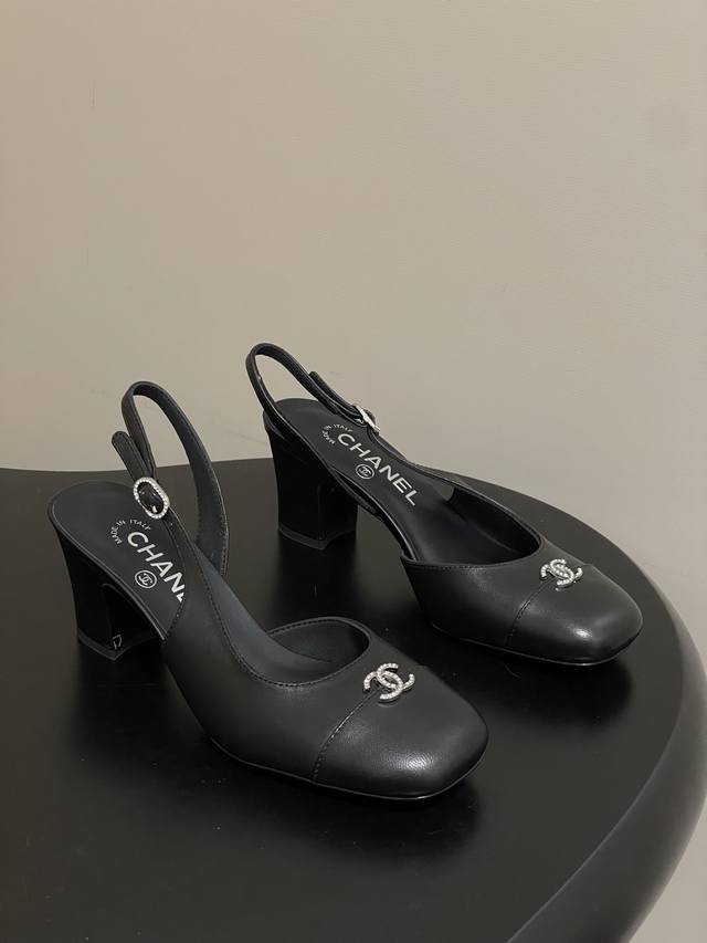 春夏新款Chanel小香 26C后空Slingback双C小钻扣后空凉鞋经典拼色单鞋方头高跟凉鞋 最喜歡穿香奈兒的Slingback 這一個終於看到喜歡的 上脚