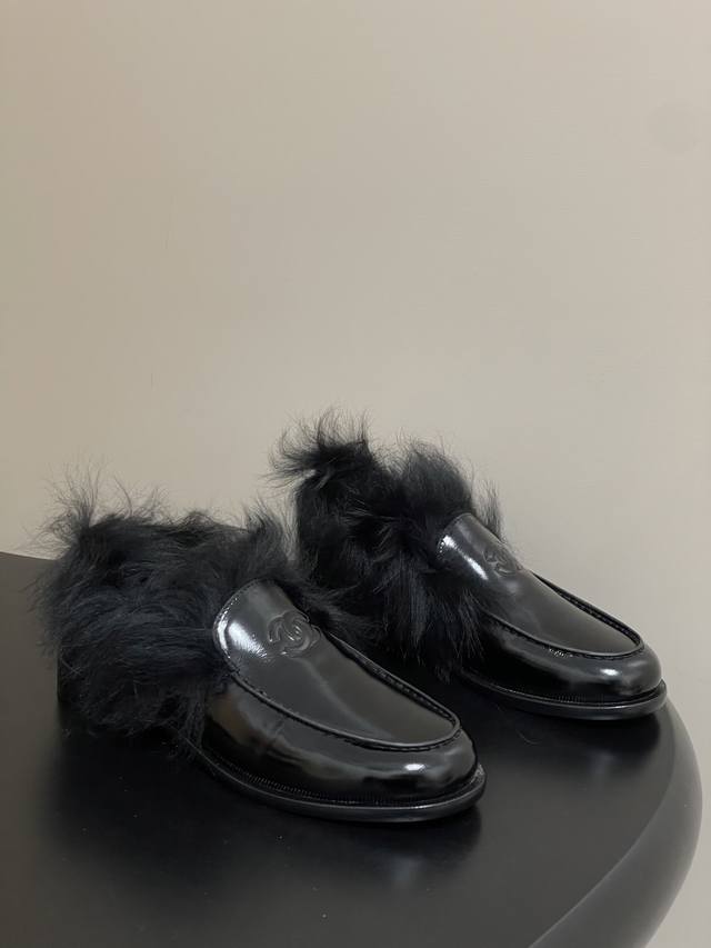 顶级品质 25秋冬新款Chanel香奈儿 小香25N滑雪系列毛绒乐福鞋 毛绒绒的非常暖和～超级好看！鞋面上有经典的双C标志，鞋口处覆盖着柔软的托斯卡纳羊毛材质。
