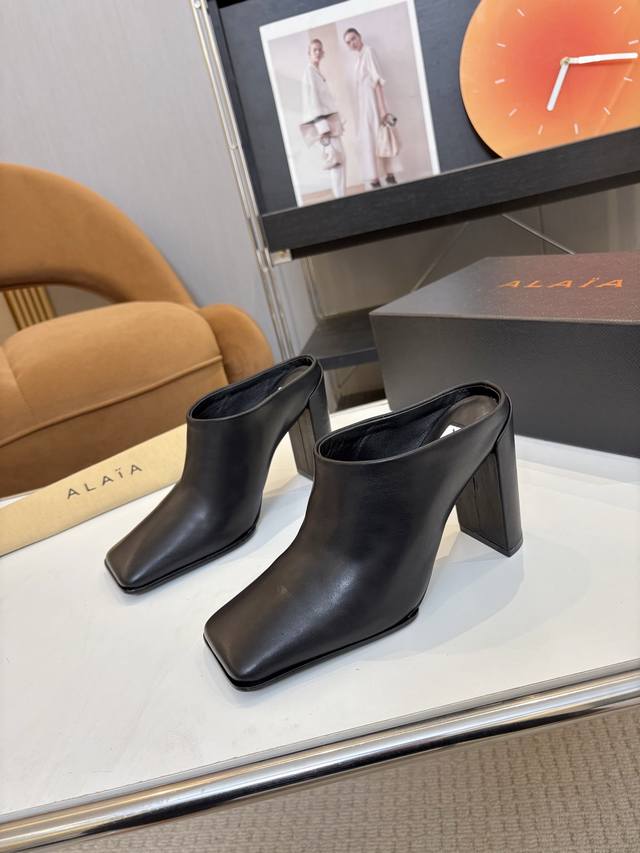 price: 品 牌：Alaia 阿莱亚25新款平头镂空单鞋 该款平头踝靴，采用几何镂空露肤设计，搭配10.5Cm鞋跟，更加拉长腿部线条比例; 弹力绒面皮山羊皮