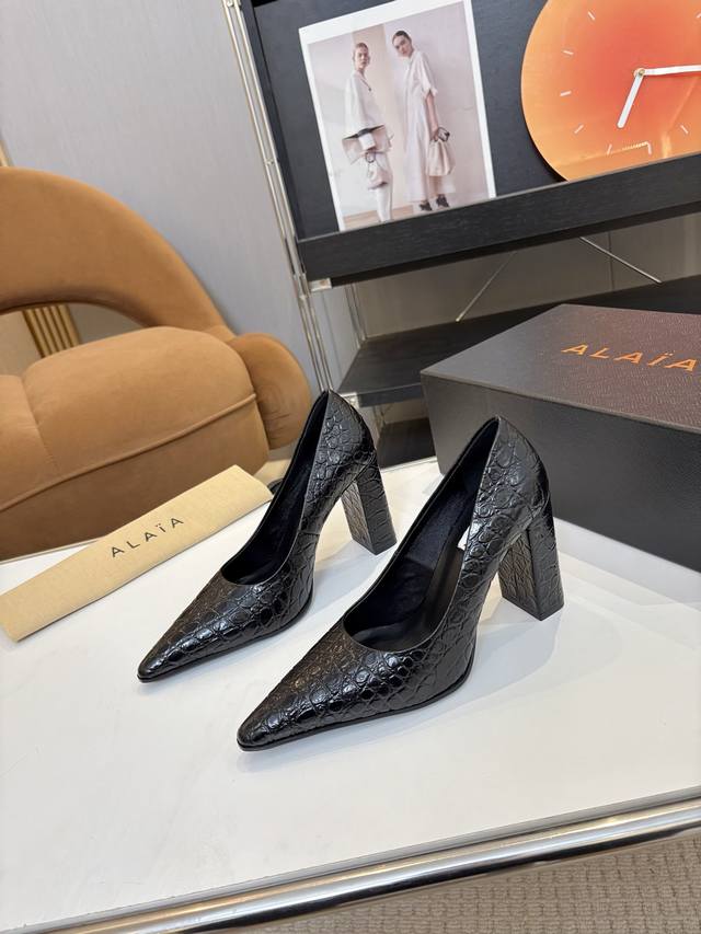 price: 品 牌：Alaia 阿莱亚25新款尖头镂空单鞋 该款尖头单鞋，采用几何镂空露肤设计，搭配10.5Cm鞋跟，更加拉长腿部线条比例; 弹力绒面皮山羊皮