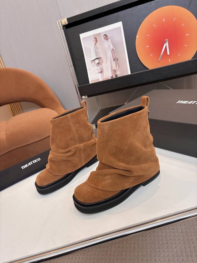 出厂价p 品 牌： Theattico 2025秋冬系列厚底裤管靴 一比一原版打造 “Attico”在意大利语中是阁楼的意思 完美彰显奢华气息与时尚韵味 每一季