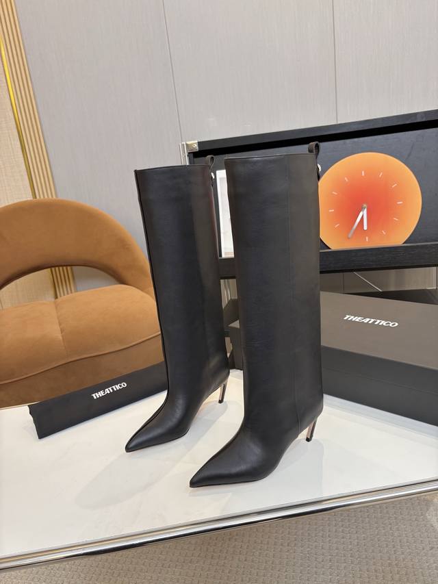 出厂价p 品 牌： Theattico 2025秋冬系列异型跟尖头直筒靴 一比一原版打造 “Attico”在意大利语中是阁楼的意思 完美彰显奢华气息与时尚韵味