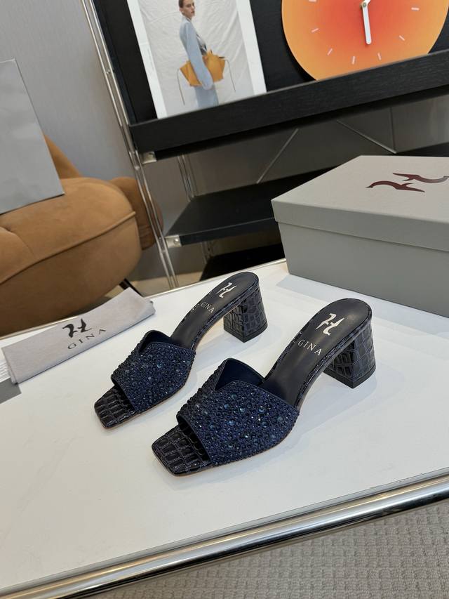 出厂价pp 粗跟 品 牌：Gina吉娜 2025全新爆款亮相，包装、版型做工材料与原版1:1开发。 市场最高版本纯手工钻拖 经典之最，真正的手工钻石 连针线走线
