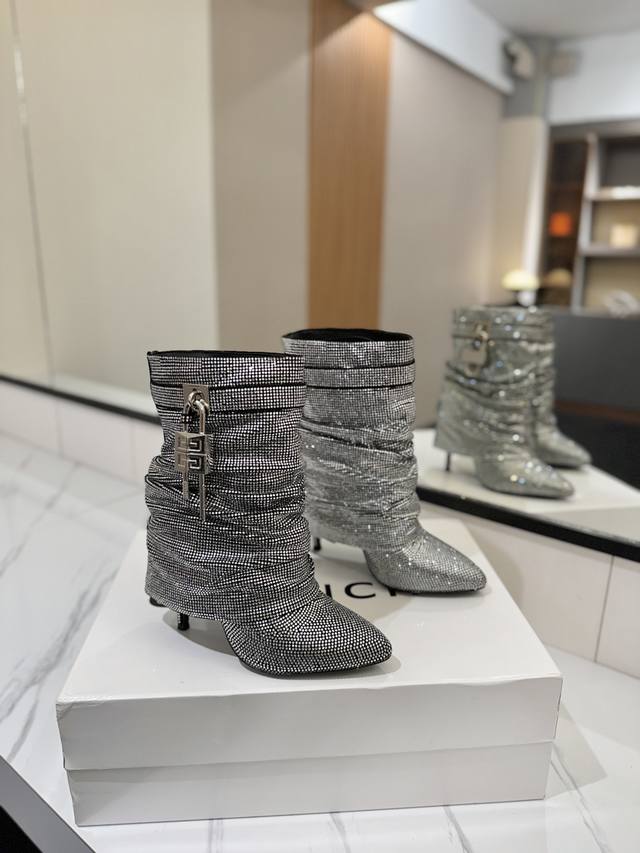 专柜正品级定制版本 Givenchy纪梵希 Shark Lock 系列 挂锁 满钻四万多颗短靴打皱新款，市面最高版本 纪梵希 锁扣 风靡整个时尚圈秒变大长腿 原