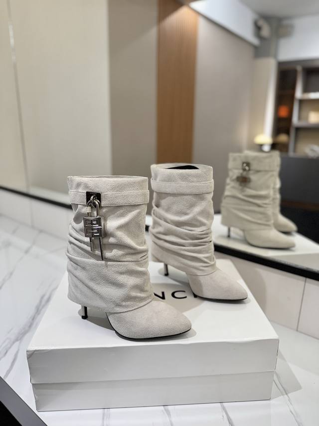 专柜正品级定制版本 Givenchy纪梵希 Shark Lock 系列 挂锁 短靴打皱新款，市面最高版本 纪梵希 锁扣 风靡整个时尚圈秒变大长腿 原版开发鞋型超
