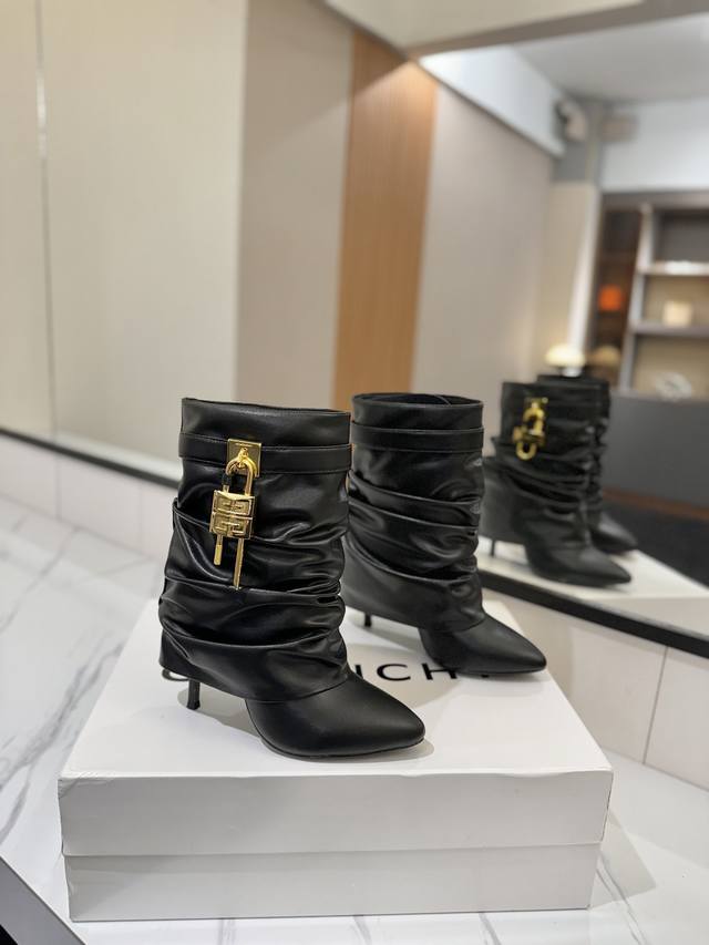 专柜正品级定制版本 Givenchy纪梵希 Shark Lock 系列 挂锁 短靴打皱新款，市面最高版本 纪梵希 锁扣 风靡整个时尚圈秒变大长腿 原版开发鞋型超