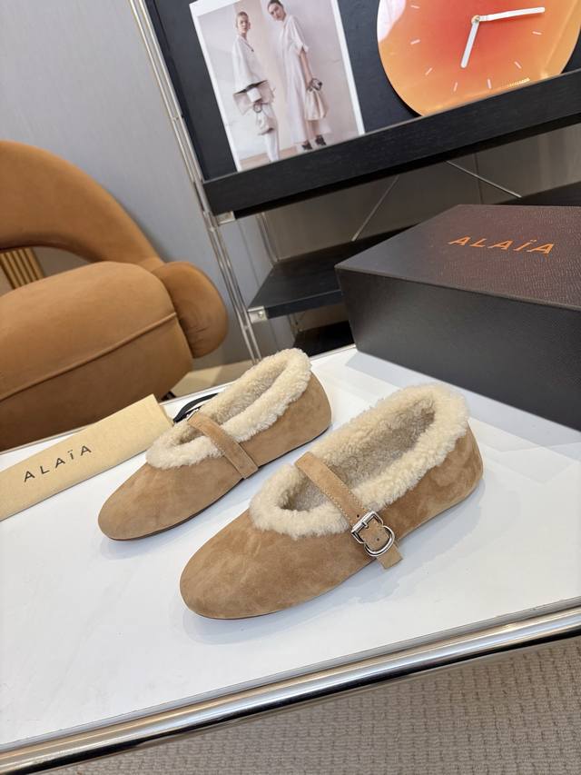 price: 品 牌：Alaia 25Ss秋冬新款 Alaia阿莱雅 羊羔毛法式芭蕾舞鞋麂皮绒面玛丽珍平底单鞋老钱风 原本更具有柔美浪漫气息的芭蕾平底鞋采用麂皮