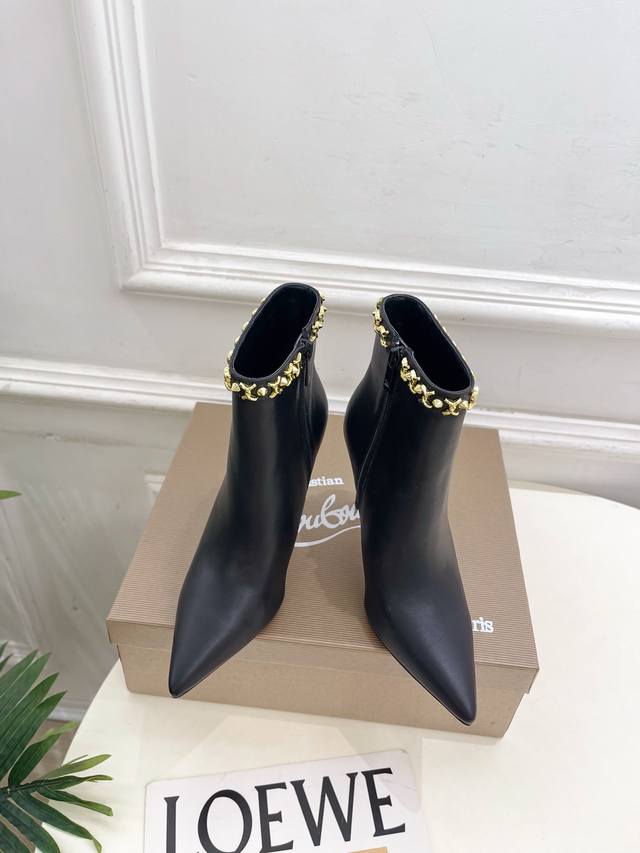 Christian Louboutin路铂廷Cl 红底鞋 25Ss最新Cl尖头侧拉链高跟短靴系列，魅惑华丽的顶级硬货上新 Bs明星同款，平台主播、网红博主倾情演