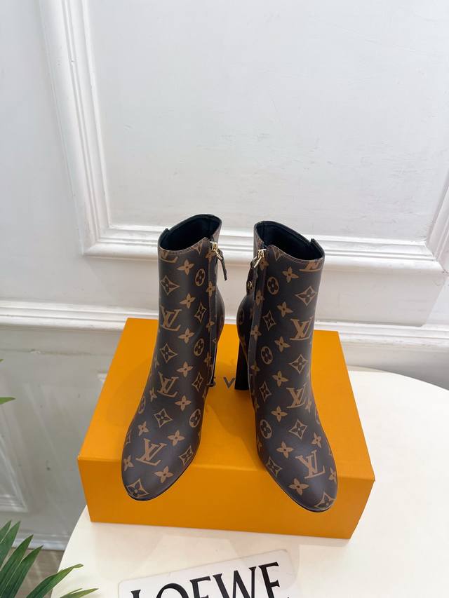 Lv 路易威登 25 2025秋冬新品 顶级版本 专柜主打最新款 经典老花皮带扣梅花跟及踝靴 硬货上新 Bs代购级别！高级感十足！国内外博主刷爆的一款，复古又时