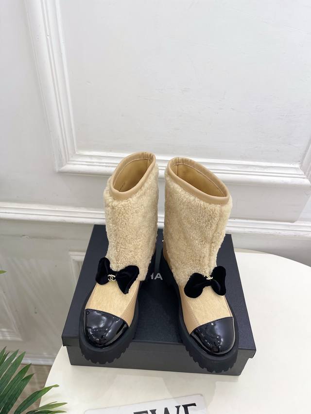 小香 25 2025 秋冬新品 专柜经典走秀款 小香双C蝴蝶结拼色毛毛短靴 系列上新 Bs时尚圈的绝绝子 搭配将演绎着细致 极简 永不褪去的经典元素 展现与众不