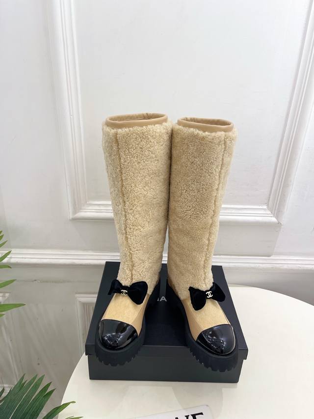 小香 25 2025 秋冬新品 专柜经典走秀款 小香双C蝴蝶结拼色毛毛长靴 系列上新 Bs时尚圈的绝绝子 搭配将演绎着细致 极简 永不褪去的经典元素 展现与众不