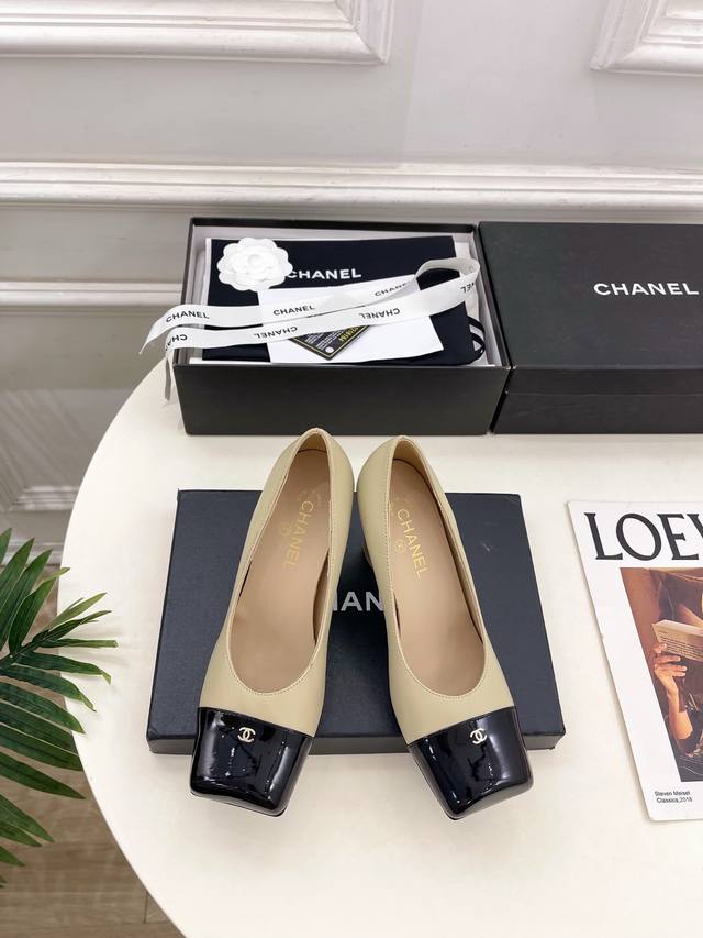 小香 25 2025 秋冬新品 专柜经典走秀款 小香双C拼色方头高跟鞋 系列上新 Bs时尚圈的绝绝子 搭配将演绎着细致 极简 永不褪去的经典元素 展现与众不同的