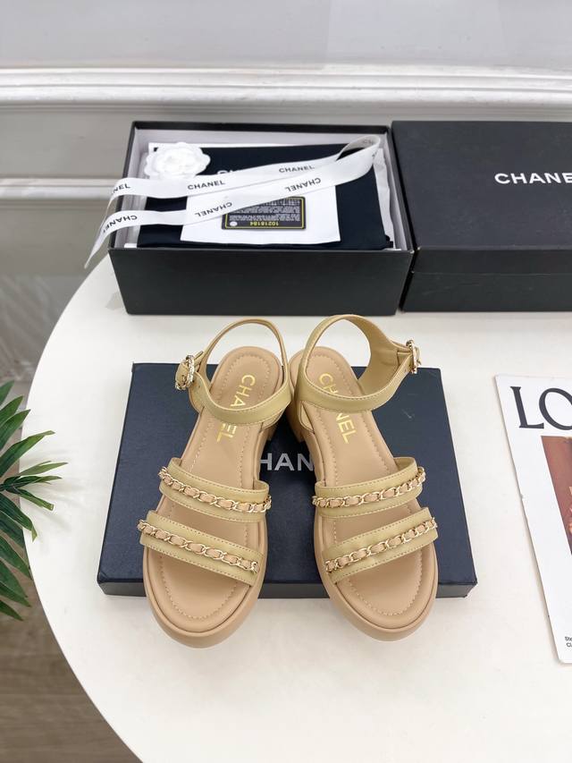 小香 25 2025 春夏新品 专柜经典款 小香双C扣链条厚底凉鞋系列上新 Bs时尚圈的绝绝子 搭配将演绎着细致 极简 永不褪去的经典元素 展现与众不同的穿搭风