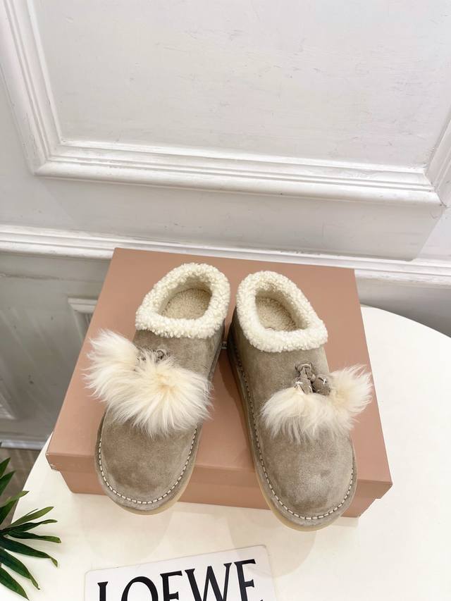 Miu Miu 缪缪 25 2025秋冬新品 专柜主打最新走秀款 一脚蹬羊毛雪地靴 火爆上新！ Bs缪家高货 顶级工艺打造精品质感 无敌舒适 绝对是一见钟情款！