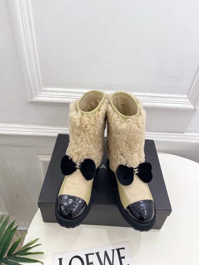 小香 25 2025 秋冬新品 专柜经典走秀款 小香双C蝴蝶结拼色厚底羊毛短靴 系列上新 Bs时尚圈的绝绝子 搭配将演绎着细致 极简 永不褪去的经典元素 展现与