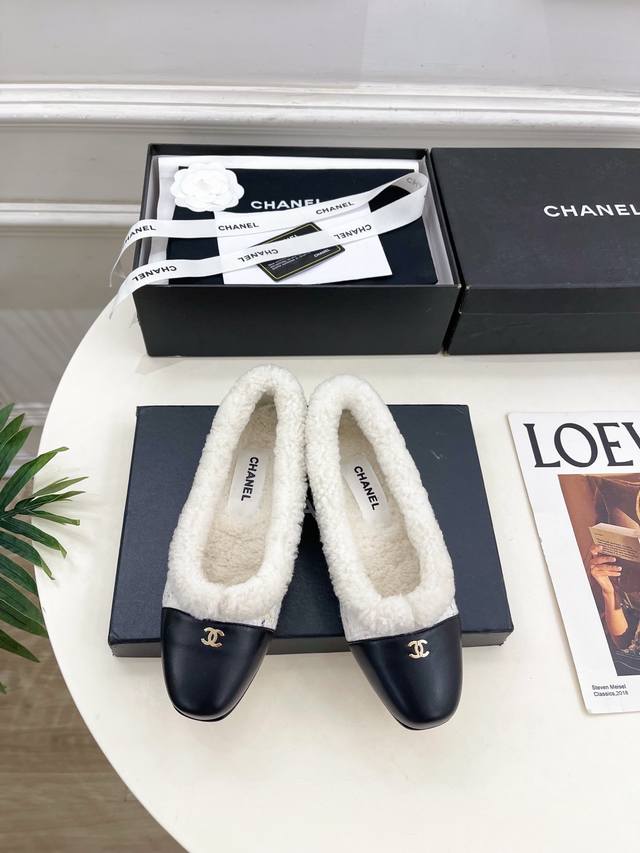 小香 25 2025 秋冬新品 专柜经典款 小香双C拼色毛毛芭蕾鞋 系列上新 Bs时尚圈的绝绝子 搭配将演绎着细致 极简 永不褪去的经典元素 展现与众不同的穿搭