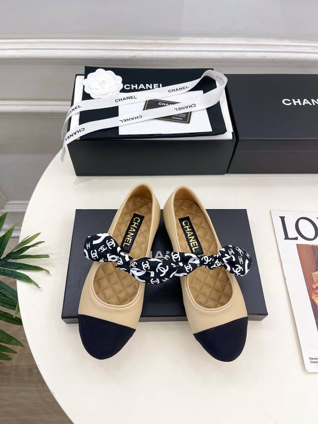 小香 25 2025 秋冬新品 专柜经典走秀款 小香双C蝴蝶结拼色平底单鞋 系列上新 Bs时尚圈的绝绝子 搭配将演绎着细致 极简 永不褪去的经典元素 展现与众不