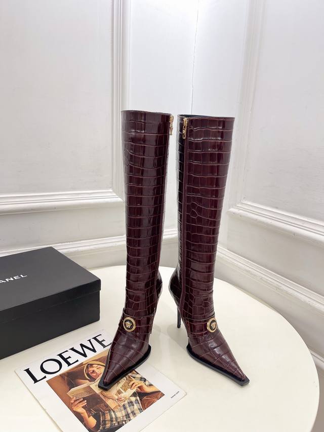 Versace范思哲2025秋冬秀场同款 鳄鱼纹美人头尖头高跟长靴 ___________________________ Bs顶级版本！市场独家发售！款式时尚
