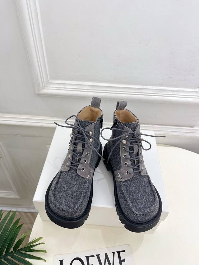 Loewe 罗意威 2025秋冬新款 Sierra娃娃头系带裸靴 Loewe作为这两年最受欢迎的设计师牌，设计简单、细节巧妙、清新脱俗！ 不想满大街撞款的可以看