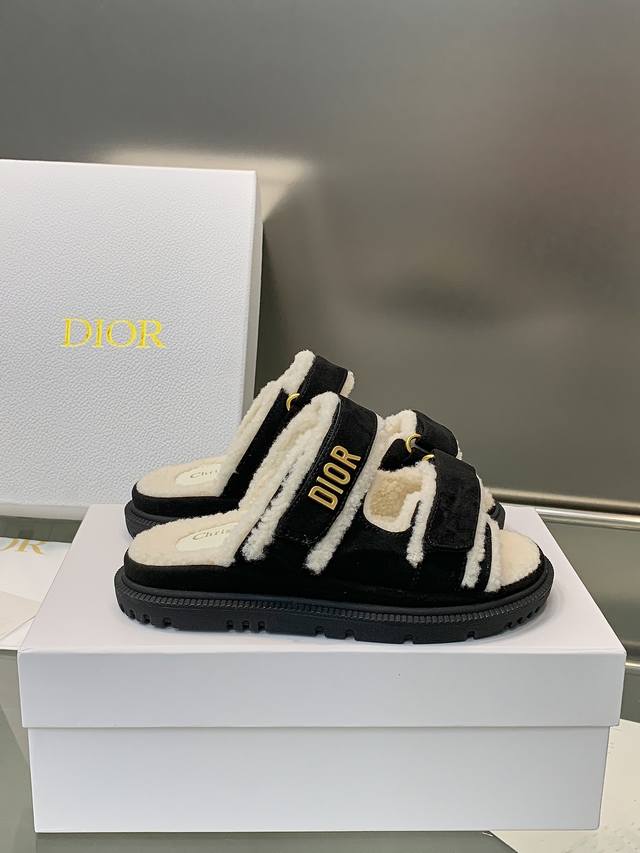 出厂价pp： 新款凉拖以绒面羊皮革鞋面和白色皮毛一体效果 里料重新诠释，打造时尚廓形。贴合脚型的舒适鞋底，搭配魔术贴饰带，鞋面饰带点缀以金色饰面金属 Dior标