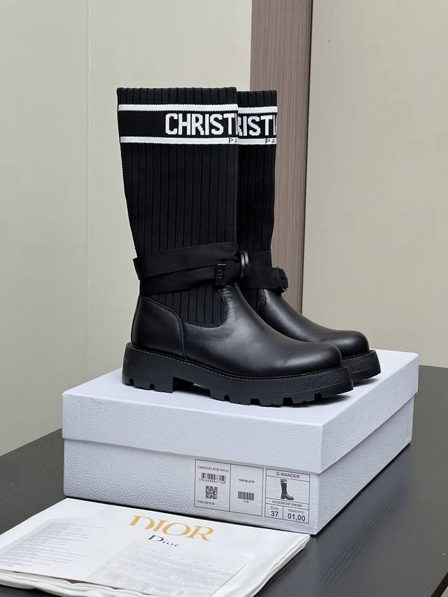 出厂价pp： Dior 迪奥 Cd 2025秋冬新款高定海报款D-Major电绣拼色字母Logo圆头弹力毛线中筒女靴 明星同款低跟一脚蹬骑士军靴 材质：鞋面牛皮