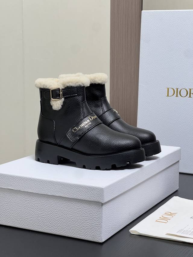 出厂价pp： Dior 迪奥2025秋冬新款D-Major系列朋克风防寒保暖毛毛女靴 明星同款Cd字母Logo五金皮带扣侧拉链机车靴 厚底圆头一脚蹬骑士短靴 材