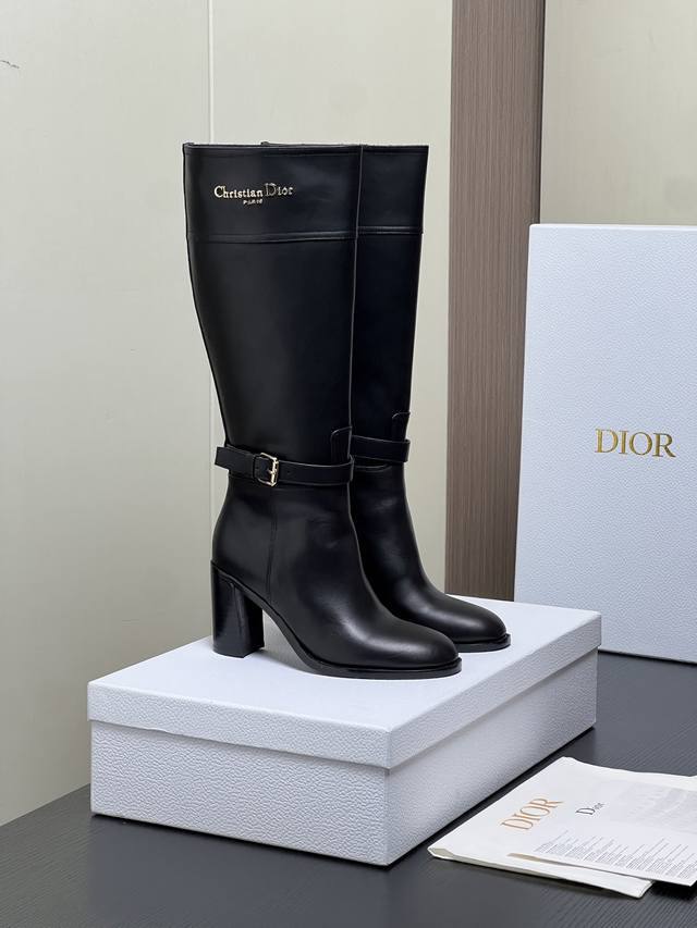 出厂价pp： Dior 迪奥2025秋冬新款D-Town系列朋克风粗跟女靴 明星同款Cd字母Logo五金皮带扣机车及膝长靴 高跟圆头一脚蹬骑士高筒靴 材质：鞋面