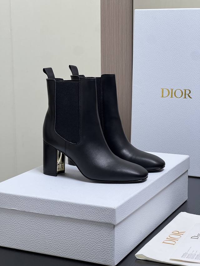 出厂价pp： Dior 迪奥2025秋冬新款D-Art系列粗跟切尔西女靴 明星同款Cd字母Logo五金扣机车及裸靴 高跟圆头骑士弹力短靴 材质：鞋面进口小牛皮+