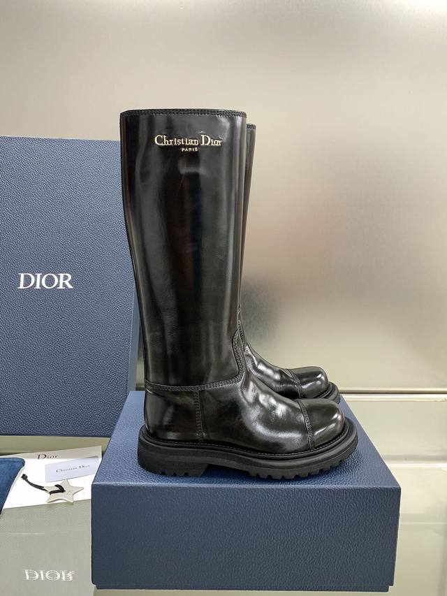 出厂价pp： 顶级版本 真材实料 Dior 迪奥 秋冬走秀新款D-Ebel高筒骑士靴 Cd字母Logo帅气厚底圆头一脚蹬机车及膝长靴市面顶级高端版本 鞋面：小牛
