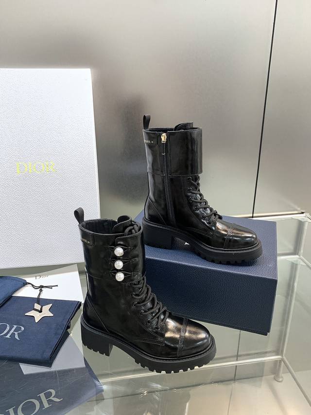 出厂价pp： Dior 迪奥 秋冬新款D- Strike系列朋克风系带女靴 明星同款Cd字母Logo珍珠五金扣机车靴 厚底圆头一脚蹬骑士短靴 鞋面：材质：鞋面进