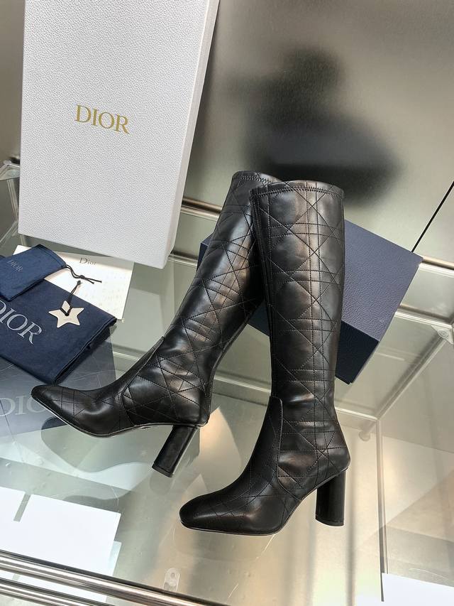 出厂价pp： 顶级皮底 D-Shadow 带跟靴子优雅时尚。采用黑色皮革效果弹力面料精心制作，饰以超大藤格纹图案，致敬玛丽亚 嘉茜娅 蔻丽 Maria Graz