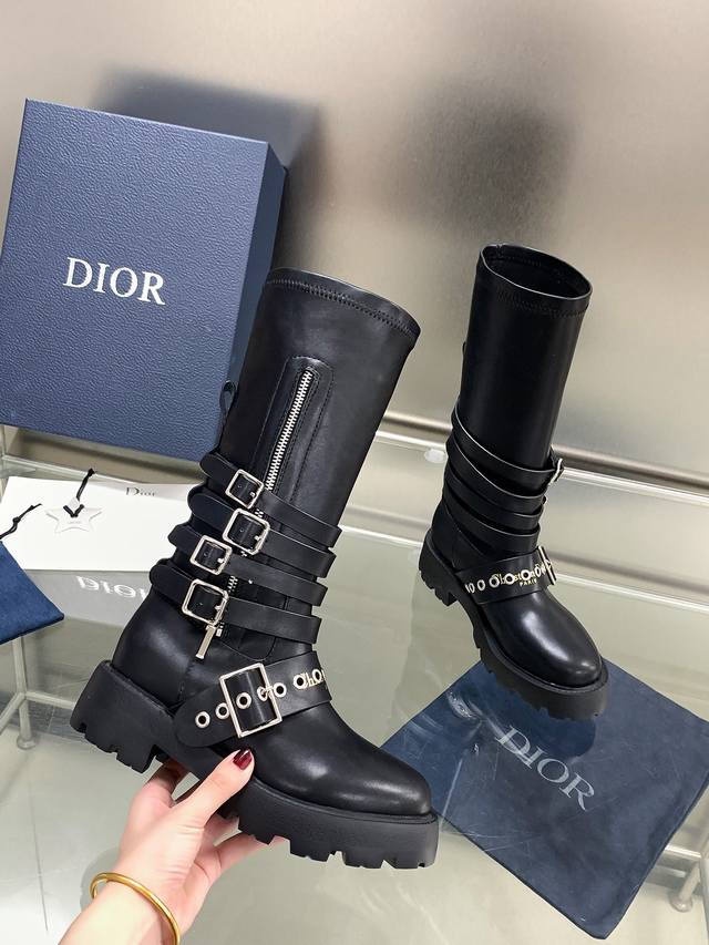 工厂p价p： Dior 迪奥 秋冬新款D-Major系列朋克风女靴 明星同款Cd字母Logo五金皮带扣侧拉链机车长靴 粗跟厚底圆头一脚蹬骑士短靴 材质：鞋面进口