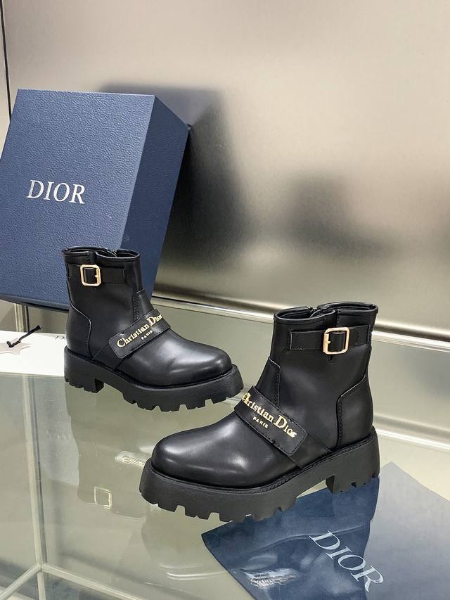 工厂p价p：短款 Dior 迪奥 秋冬新款D-Major系列朋克风女靴 明星同款Cd字母Logo五金皮带扣侧拉链机车长靴 粗跟厚底圆头一脚蹬骑士短靴 材质：鞋面