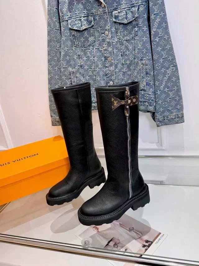 Lv Beaubourg靴子采用柔软的自然摔纹头层牛皮制成，以其优雅的锤纹饰面而脱颖而出。鞋面采用银色金属双向拉链和醒目的细节，例如标志性的Monogram帆布