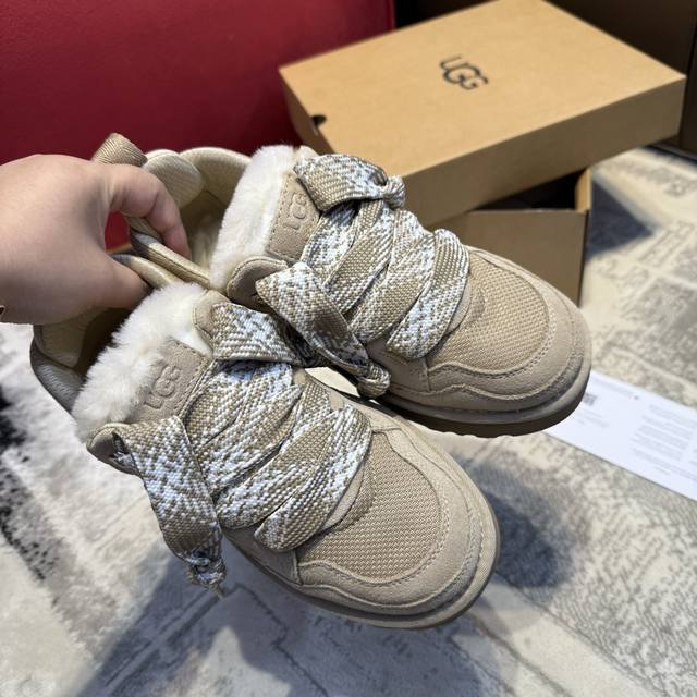 Ugg梅尔低帮款太懂松弛感 翻遍鞋柜找到的宝藏休闲鞋，早秋穿搭靠它轻松拿捏氛围~ 颜值质感双在线:翻毛皮+低调徽标显复古，经典栗色百搭牛仔裤 小裙子，双色鞋带还