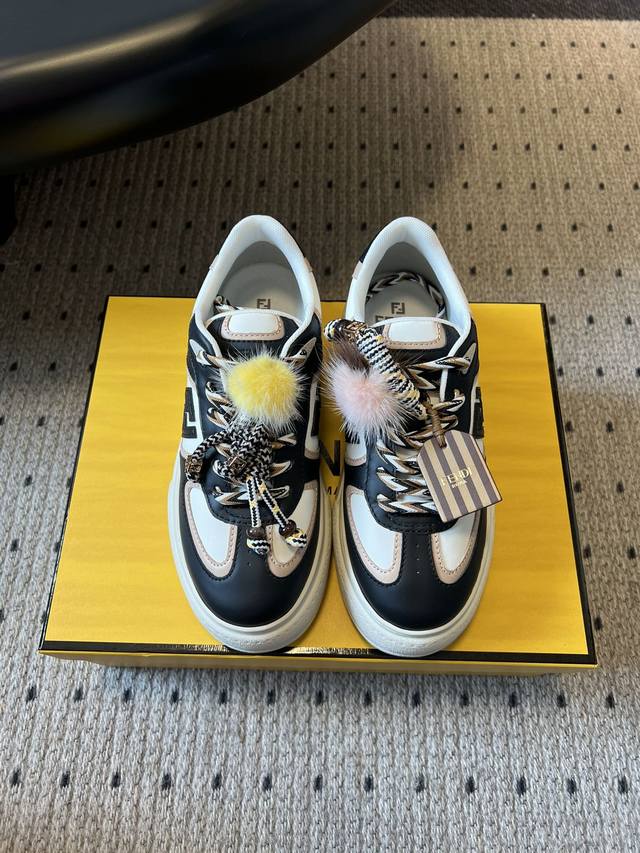 顶级品质 Fend*25Ss厚底松糕鞋运动休闲鞋 设计鞋型是厚底松糕款，增高显腿长，同时鞋身线条宽松，是当下流行的“面包鞋”慵懒感；搭配可拆卸装饰，可以自由组合