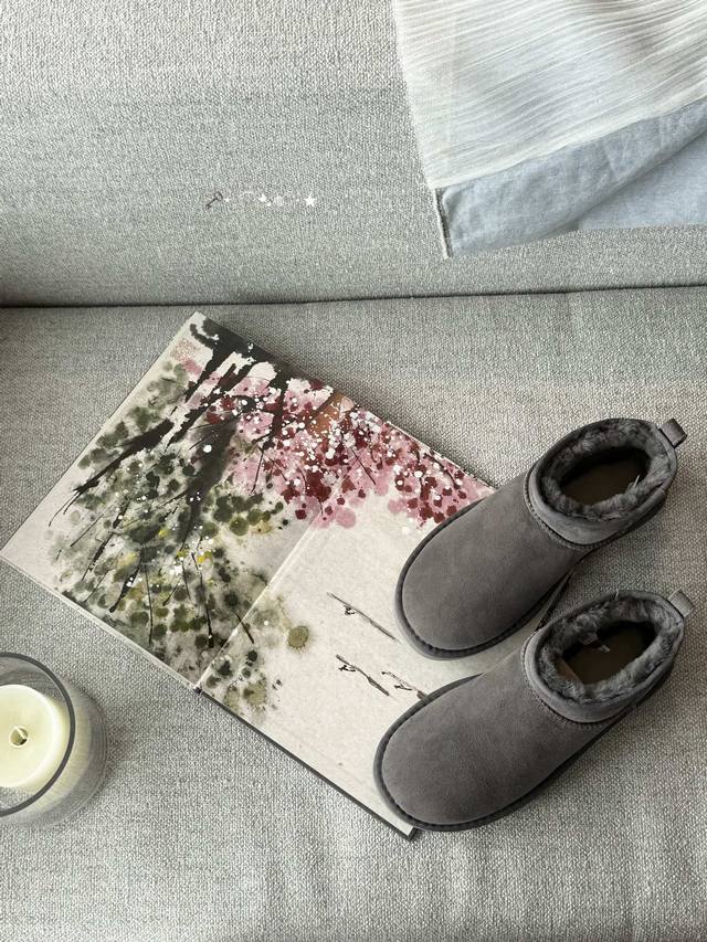 周冬雨同款6109Mini 雪地靴是秋冬季节的热门单品， 以其保暖性和时尚感深受大家喜爱。厚底款式不仅能增加身高，还带有复古与潮流感，鞋面采用羊皮毛一体等材质，