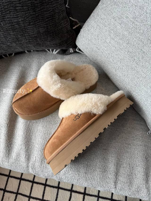 三厘米厚底星拖 挖到宝了！这双拖鞋让冬日幸福感爆棚 宝子们，我不允许还有人没发现这双梦中情拖！ 棕色的鞋面，质感超绝，就像冬日里的一杯热可可，温暖又治愈~领口那