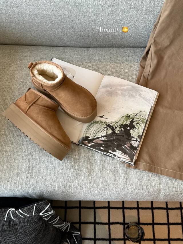 五厘米，秋冬氛围感，被这双浅棕色雪地靴拿捏住啦～绒面质感高级，内里暖乎乎像裹着云朵，搭配裙装、裤装都很绝，踩上它，从脚暖到心，轻松开启温暖又时髦的季节～栗色35