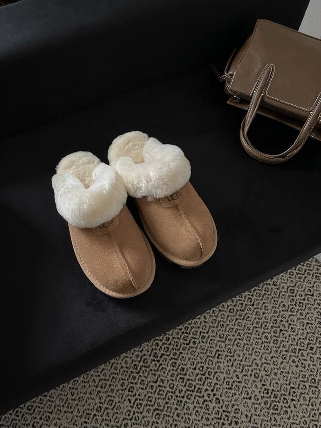 薄底蒂茨库特拖鞋 喜欢的感觉 外滩跟秋天适配度 就像甜妹跟Ugg的适配度 毛茸茸的像个可爱的小胖橘的Ug Disquette是最近最推荐的秋冬快速出门的单品 一