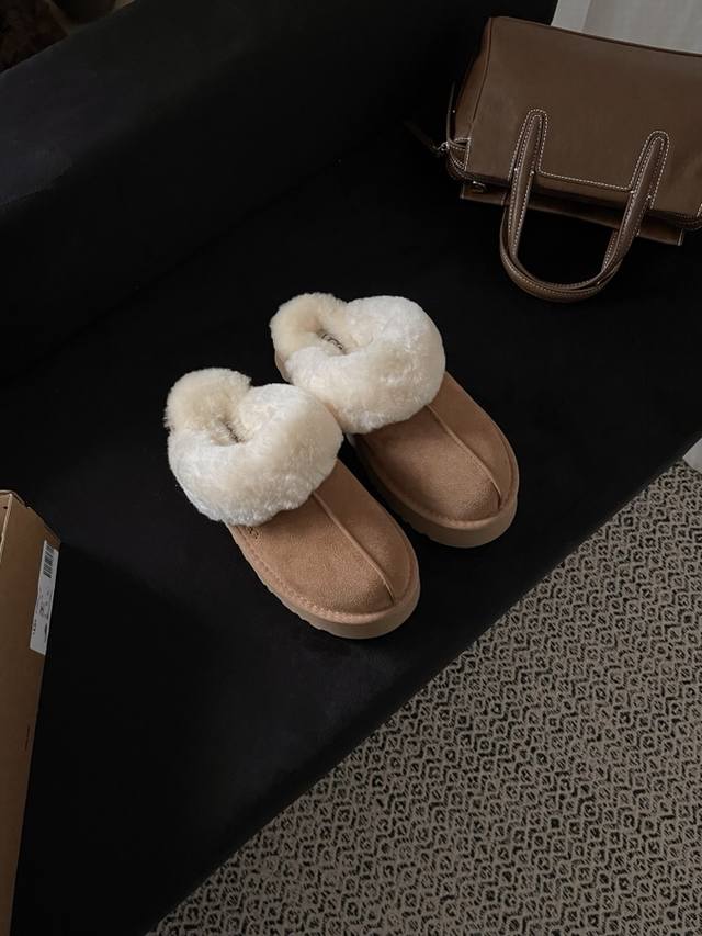蒂茨库特拖鞋 喜欢的感觉 外滩跟秋天适配度 就像甜妹跟Ugg的适配度 毛茸茸的像个可爱的小胖橘的Ug Disquette是最近最推荐的秋冬快速出门的单品 一脚蹬