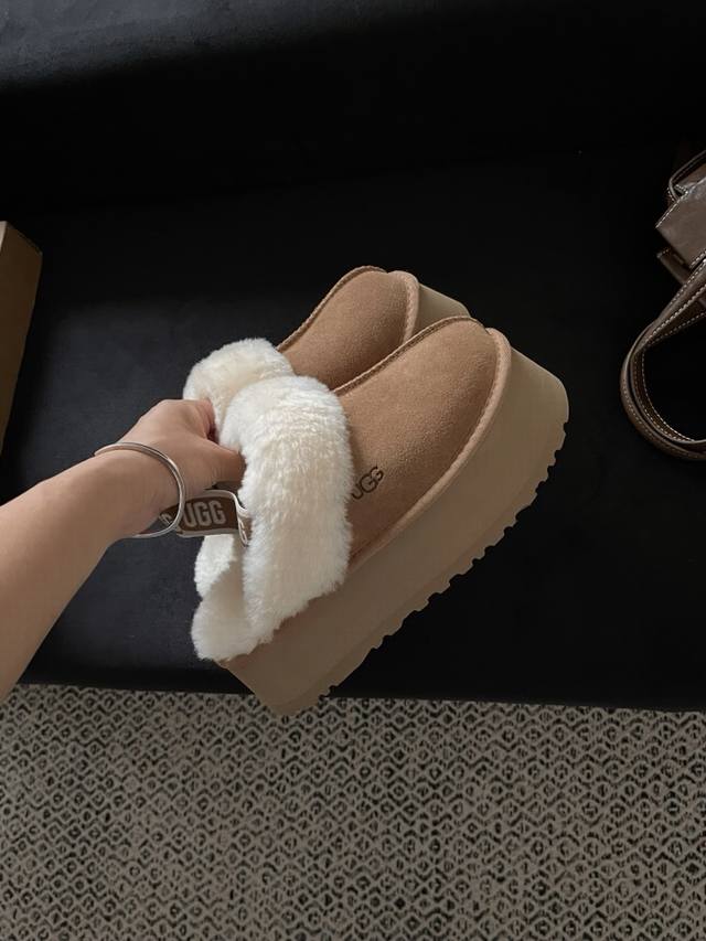 方克特便鞋 喜欢的感觉 外滩跟秋天适配度 就像甜妹跟Ugg的适配度 毛茸茸的像个可爱的小胖橘的Ug Funkette 是最近最推荐的秋冬快速出门的单品 一脚蹬是